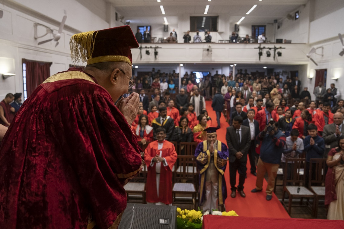 Su Santidad el Dalái Lama se inclina ante la audiencia cuando llega al escenario para las celebraciones del Día del Fundador en el St Stephen's College de Nueva Delhi, India, el 7 de diciembre de 2018. Foto de Lobsang Tsering