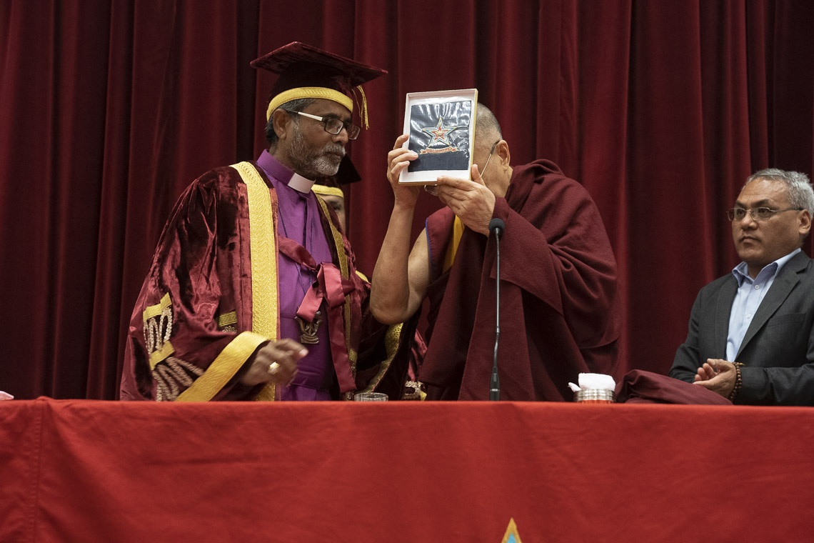 El Reverendo Warris K. Masih entregando a Su Santidad el Dalái Lama el escudo del St Stephen's College en la celebración del Día del Fundador del St Stephen's College en Nueva Delhi, India, el 7 de diciembre de 2018. Foto de Lobsang Tsering