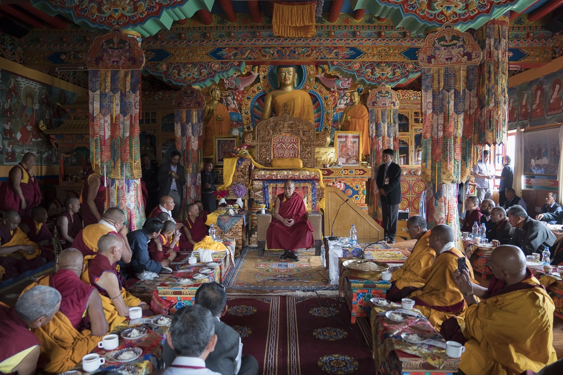 Su Santidad el Dalái Lama hablando con monjes y dignatarios en el salón de actos principal del Monasterio Matho en Leh, Ladakh, J&K, India el 20 de julio de 2017. Foto de Tenzin Choejor/OHHDL 