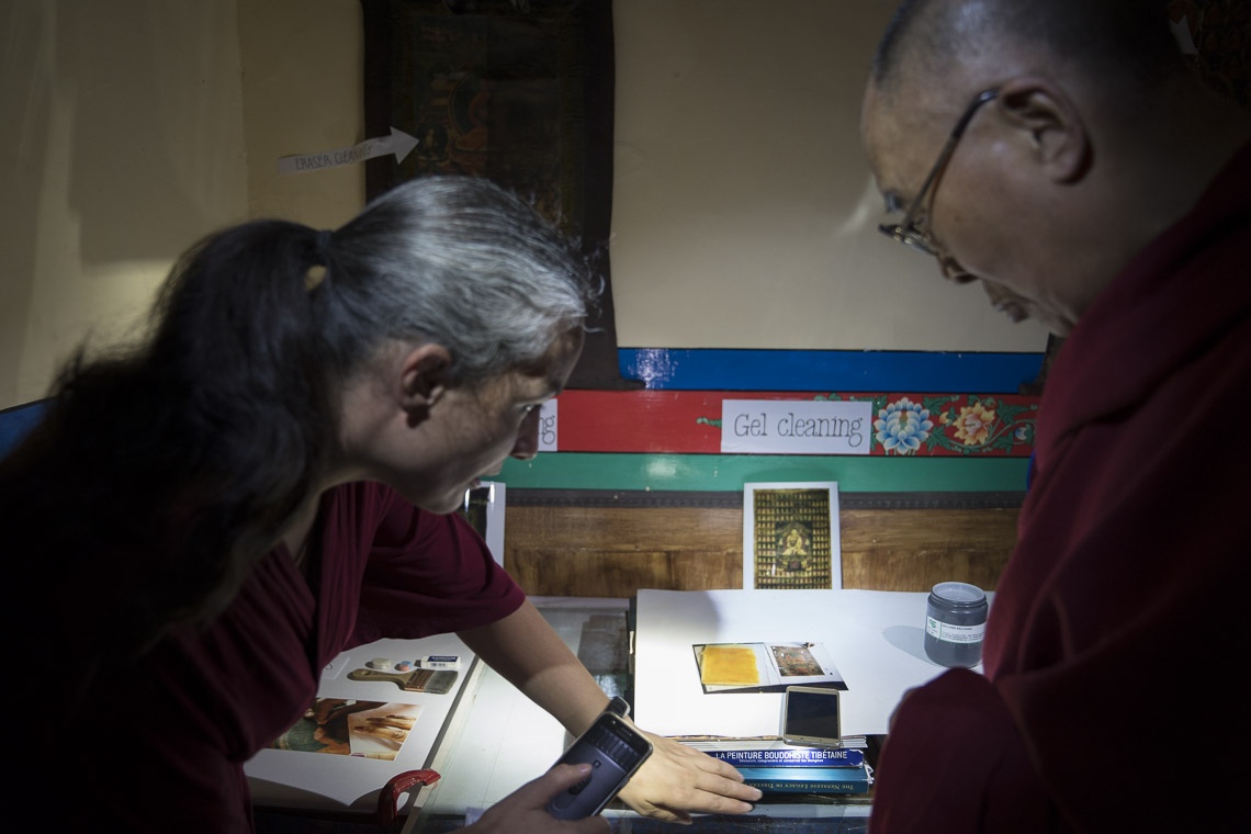 Un miembro del equipo de restauración explicando a Su Santidad el Dalái Lama algunos de los métodos utilizados para restaurar las antiguas thangkas tibetanas durante su visita al Monasterio Matho en Leh, Ladakh, J&K, India el 20 de julio de 2017. Foto de Tenzin Choejor/OHHDL
