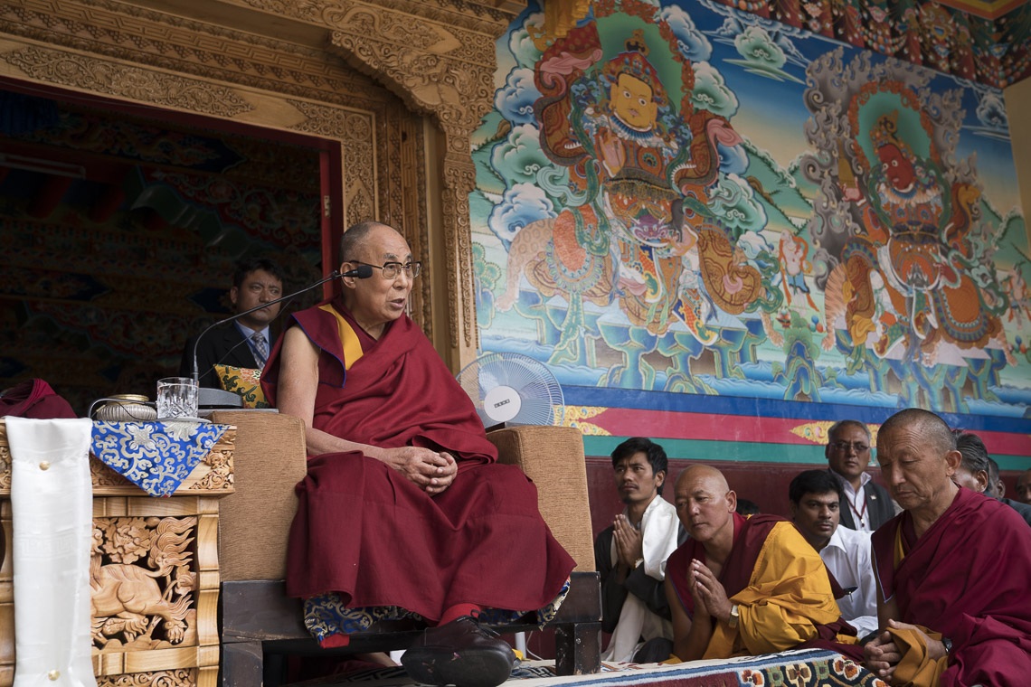 Su Santidad el Dalái Lama hablando a los asistentes desde la terraza del salón de actos principal del Monasterio Matho en Leh, Ladakh, J&K, India el 20 de julio de 2017. Foto de Tenzin Choejor/OHHDL