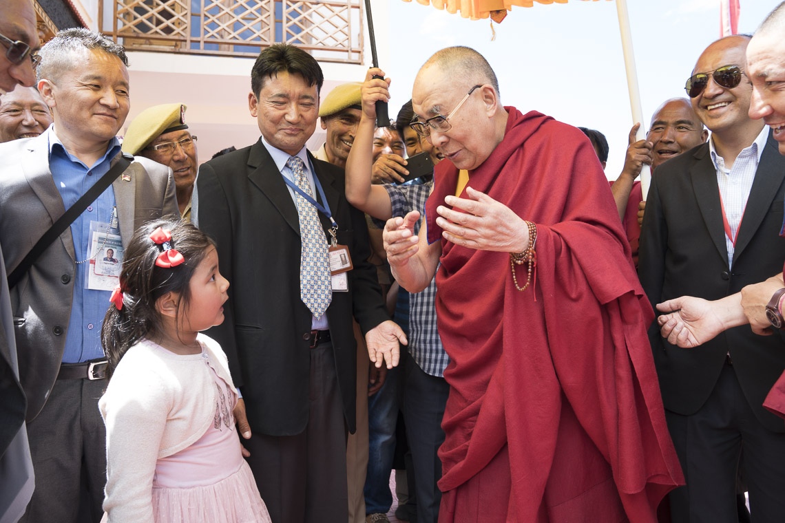 Su Santidad el Dalái Lama fascinado con una niña que la hacía preguntas serias cuando salía de Matho Phodrang en Leh, Ladakh, J&K, India, el 20 de julio de 2017. Foto de Tenzin Choejor/OHHDL