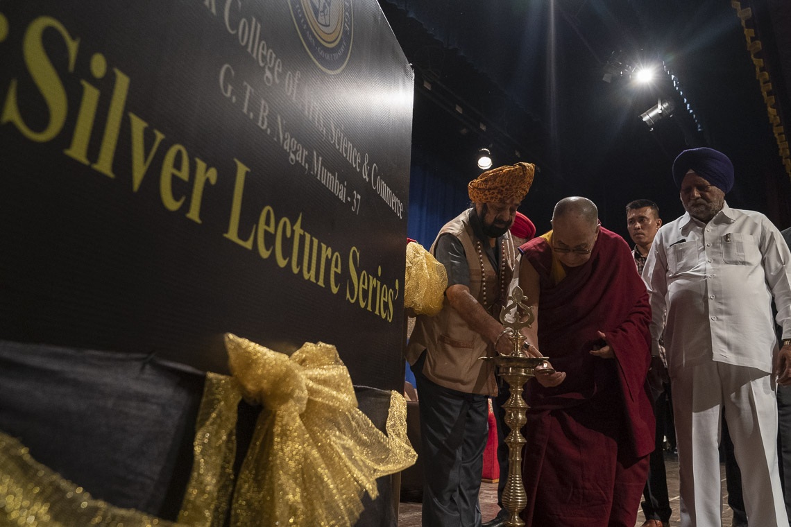 Su Santidad el Dalái Lama se une al encendido de una lámpara para abrir el programa en la Facultad de Artes, Ciencias y Comercio Guru Nanak en Mumbai, India, el 13 de diciembre de 2018. Foto de Lobsang Tsering