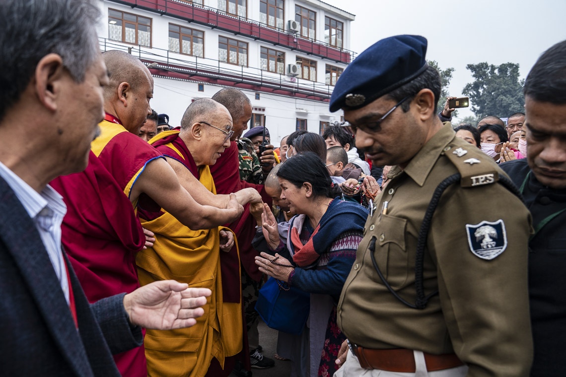 Su Santidad el Dalái Lama saluda a amigos y simpatizantes mientras camina hacia el Templo Mahabodhi en Bodhgaya, Bihar, India, el 17 de diciembre de 2018. Foto de Tenzin Choejor