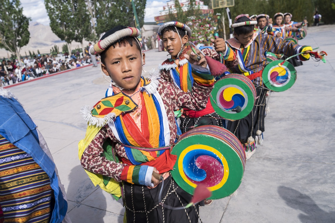 Miembros de la compañía de danza dando la bienvenida a Su Santidad el Dalái Lama a su llegada a la escuela de la Aldea de los Niños Tibetanos de Choglamsar en Leh, Ladakh, J&K, India, el 25 de julio de 2017. Foto de Tenzin Choejor/OHHDL 