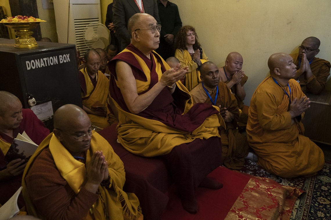 Su Santidad el Dalái Lama se unió en recitaciones de alabanzas y oraciones ante la estatua del Buda Shakyamuni dentro del Templo Mahabodhi en Bodhgaya, Bihar, India el 17 de diciembre de 2018. Foto de Tenzin Choejor