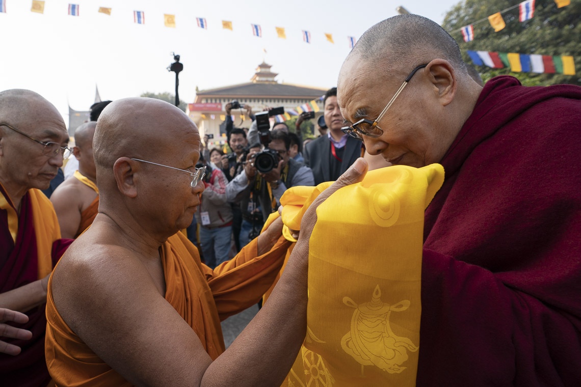 El Abad Dr. Phra Bhodhinandhamunee dando la bienvenida a Su Santidad el Dalái Lama a su llegada a Watpa Buddhagaya en Bodhgaya, Bihar, India el 22 de diciembre de 2018. Foto de Lobsang Tsering