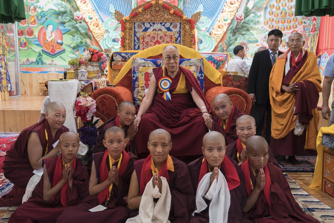 Su Santidad el Dalái Lama con las monjas que presentaron un debate filosófico budista durante la ceremonia de inauguración en el convento de Dudjom en Shey, Ladakh, J&K, India, el 26 de julio de 2017. Foto de Tenzin Choejor/OHHDL 