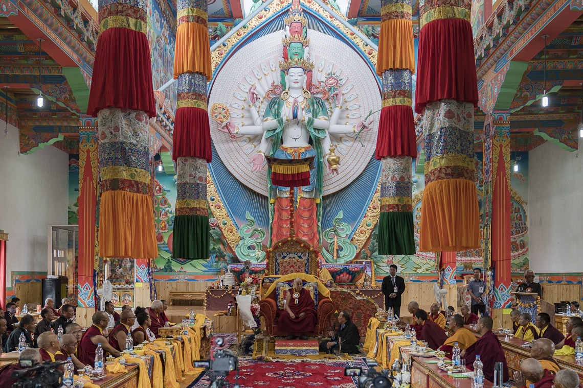 Su Santidad el Dalái Lama hablando en el salón de actos durante la ceremonia de inauguración en el convento de Dudjom en Shey, Ladakh, J&K, India el 26 de julio de 2017. Foto de Tenzin Choejor/OHHDL