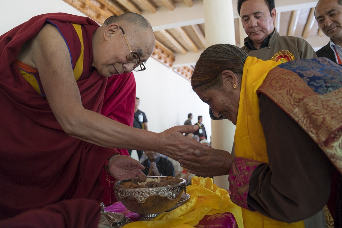 Su Santidad el Dalái Lama entregando un regalo a una budista simpatizante de la comunidad musulmana durante su visita a Id-Gah en Leh, Ladakh, J&K, India el 26 de julio de 2017. Foto de Tenzin Choejor/OHHDL 