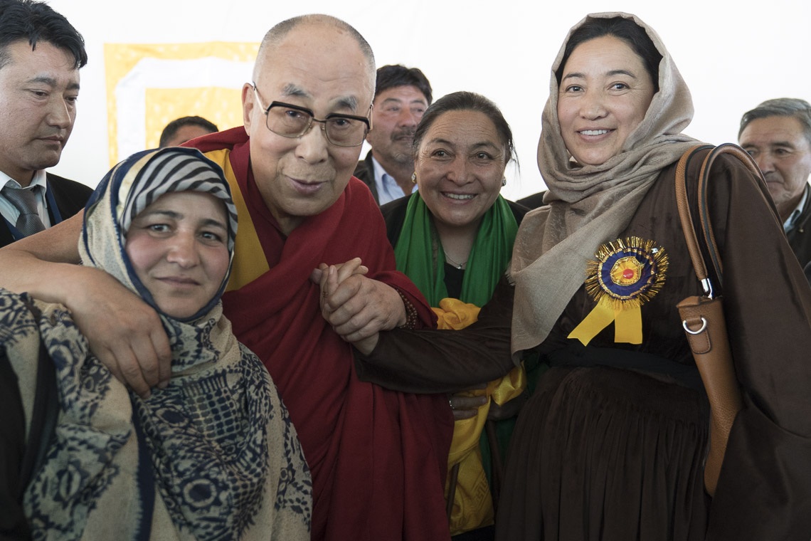 Su Santidad el Dalái Lama con miembros de la comunidad musulmana después de su charla en Id-Gah en Leh, Ladakh, J&K, India el 26 de julio de 2017. Foto de Tenzin Choejor/OHHDL 