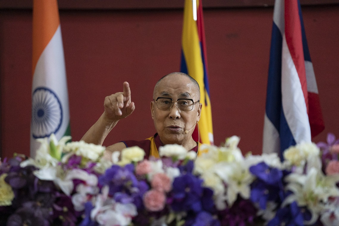 Su Santidad el Dalái Lama hablando en la sesión de apertura del Seminario Internacional sobre el Tipitaka / Tripitaka en Watpa Buddhagaya en Bodhgaya, Bihar, India el 22 de diciembre de 2018. Foto de Lobsang Tsering