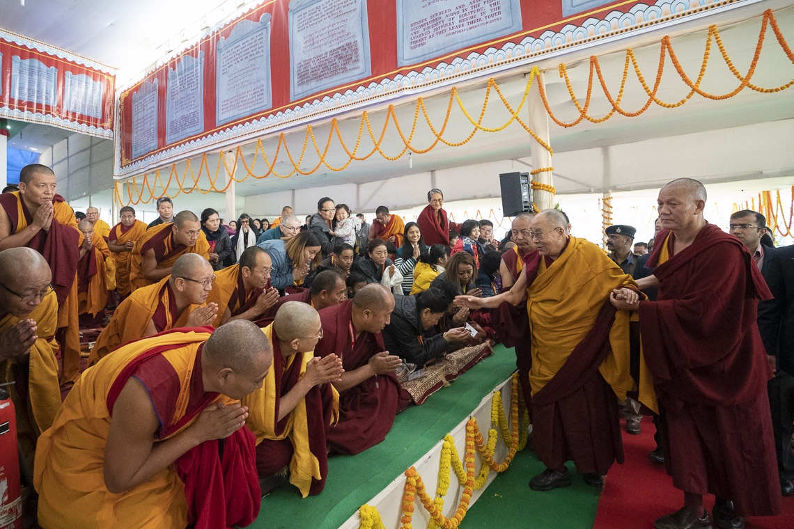 Su Santidad el Dalái Lama saluda a amigos y miembros de la audiencia cuando llega al Kalachakra Ground en Bodhgaya, Bihar, India, el 24 de diciembre de 2018. Foto de Lobsang Tsering