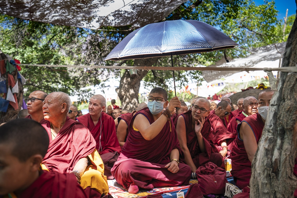 Miembros de la audiencia escuchando a Su Santidad el Dalái Lama durante la Inauguración del Gran Debate de Verano en el Monasterio Samstanling en Sumur, Ladakh, J&K, India el 15 de julio de 2018. Foto de Tenzin Choejor