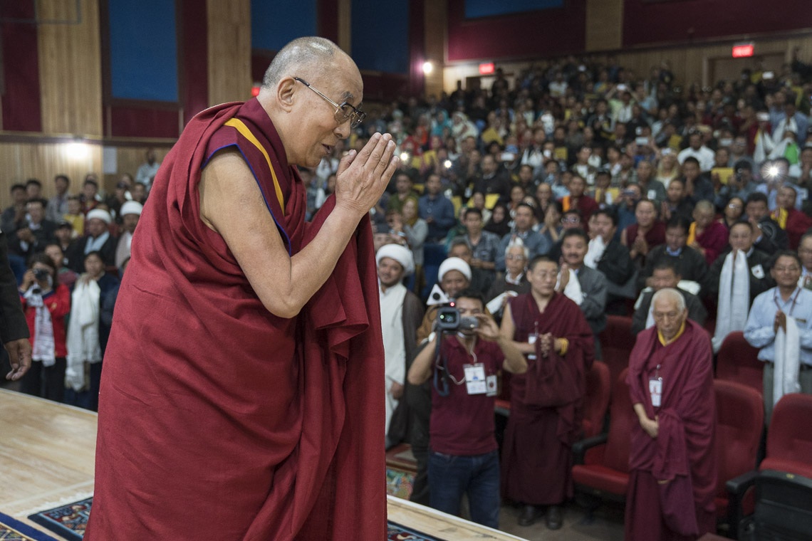 Su Santidad el Dalái Lama saludando a los asistentes mientras llega al escenario al comienzo del Seminario sobre Armonía Comunitaria en el Instituto Central de Estudios Budistas en Leh, Ladakh, J&K, India el 27 de julio de 2017. Foto de Tenzin Choejor/OHHDL