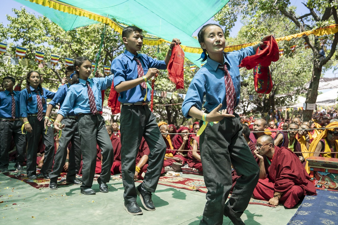 Niños de la Escuela Lamdon cantando y bailando al finalizar la Inauguración del Gran Debate de Verano en el Monasterio Samstanling en Sumur, Ladakh, J&K, India el 15 de julio de 2018. Foto de Tenzin Choejor