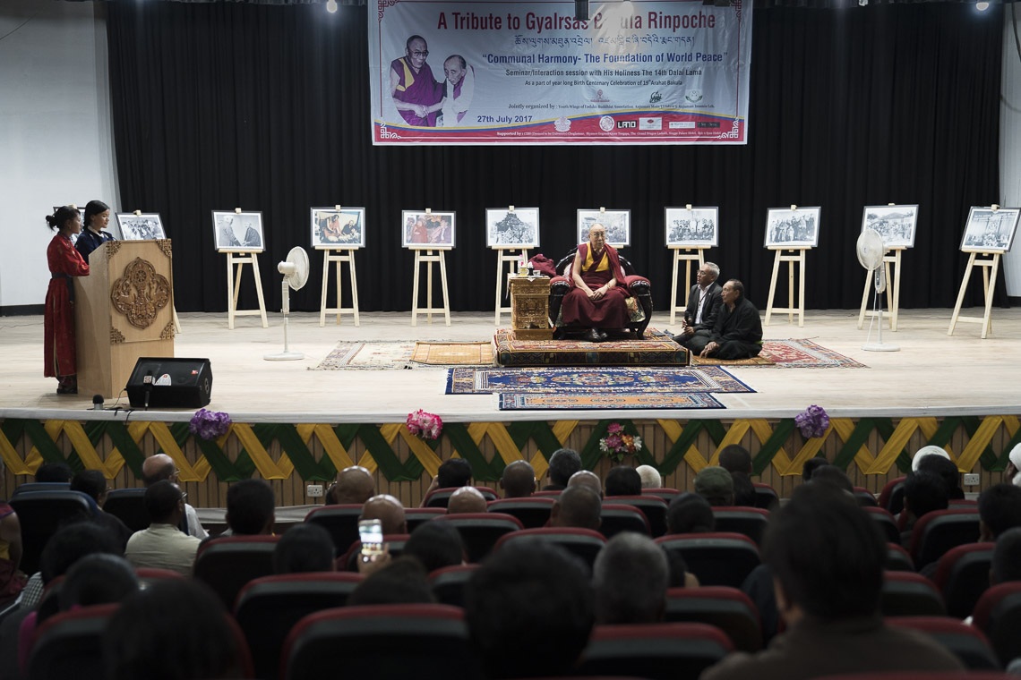 Las presentadoras leyendo preguntas formuladas por los asistentes a Su Santidad el Dalái Lama durante el Seminario sobre Armonía Comunitaria en Leh, Ladakh, J&K, India el 27 de julio de 2017. Foto de Tenzin Choejor/OHHDL