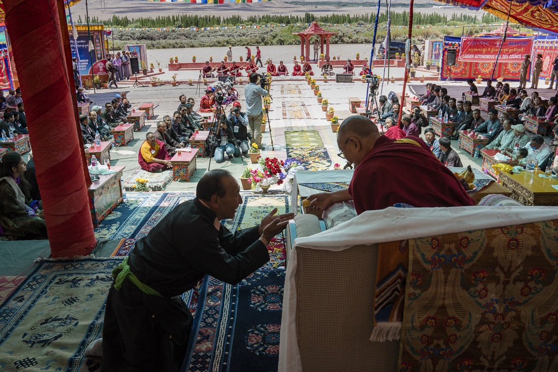  Su Santidad el Dalái Lama preparándose para dirigirse a los asistentes en el Complejo Sindhu Darshan cerca de Shey, Ladakh, J&K, India el 27 de julio de 2017. Foto de Tenzin Choejor/OHHDL
