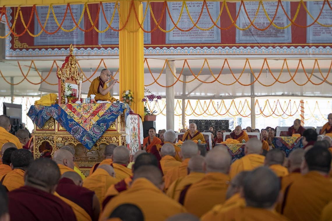 Su Santidad el Dalái Lama explicando versos de «Las Treinta y siete Prácticas de los Bodisatvas» en el primer día de sus enseñanzas en Bodhgaya, Bihar, India, el 24 de diciembre de 2018. Foto de Lobsang Tsering