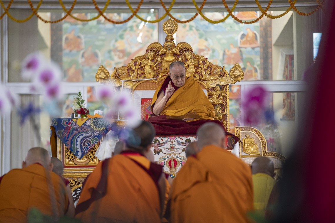 Su Santidad el Dalái Lama leyendo de «Las Treinta y siete Prácticas de los Bodisatvas» en el primer día de sus enseñanzas en Bodhgaya, Bihar, India el 24 de diciembre de 2018. Foto de Lobsang Tsering