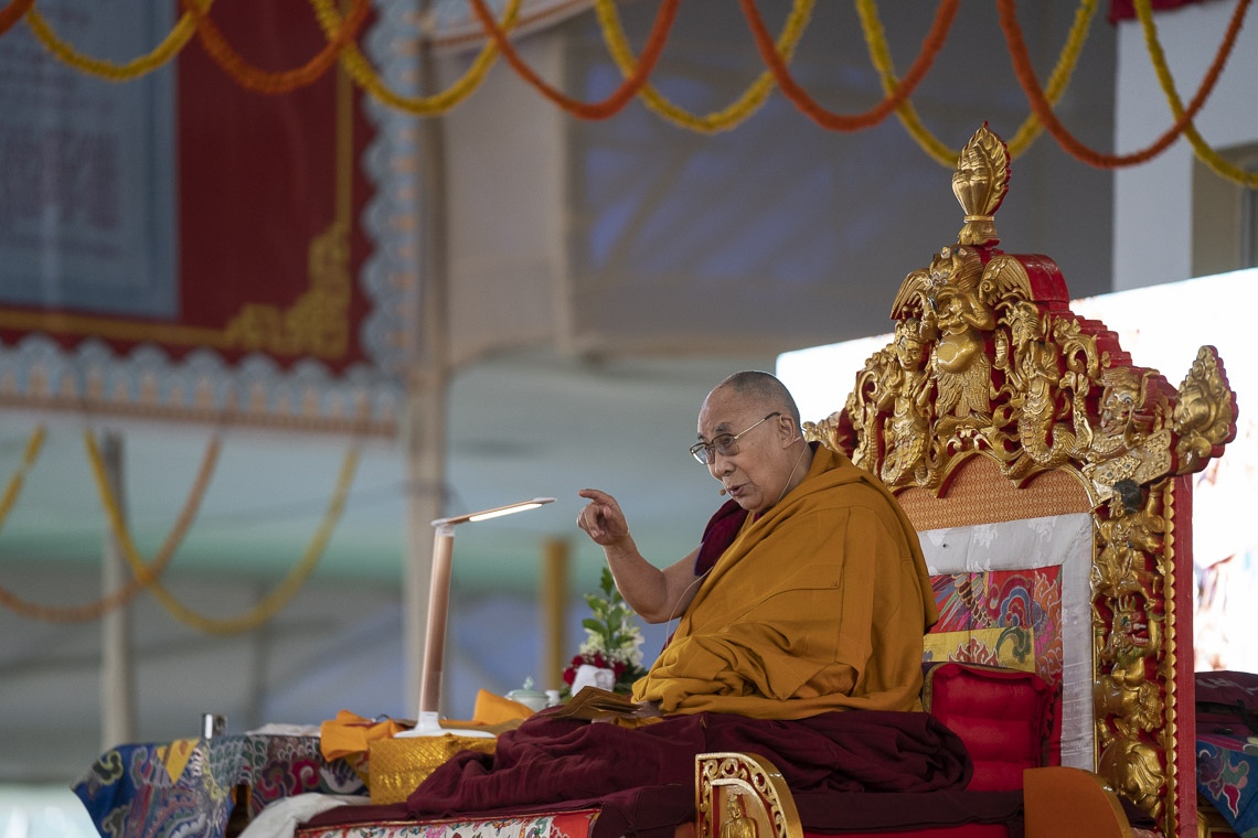 Su Santidad el Dalái Lama hablando en el primer día de sus enseñanzas en Bodhgaya, Bihar, India el 24 de diciembre de 2018. Foto de Lobsang Tsering