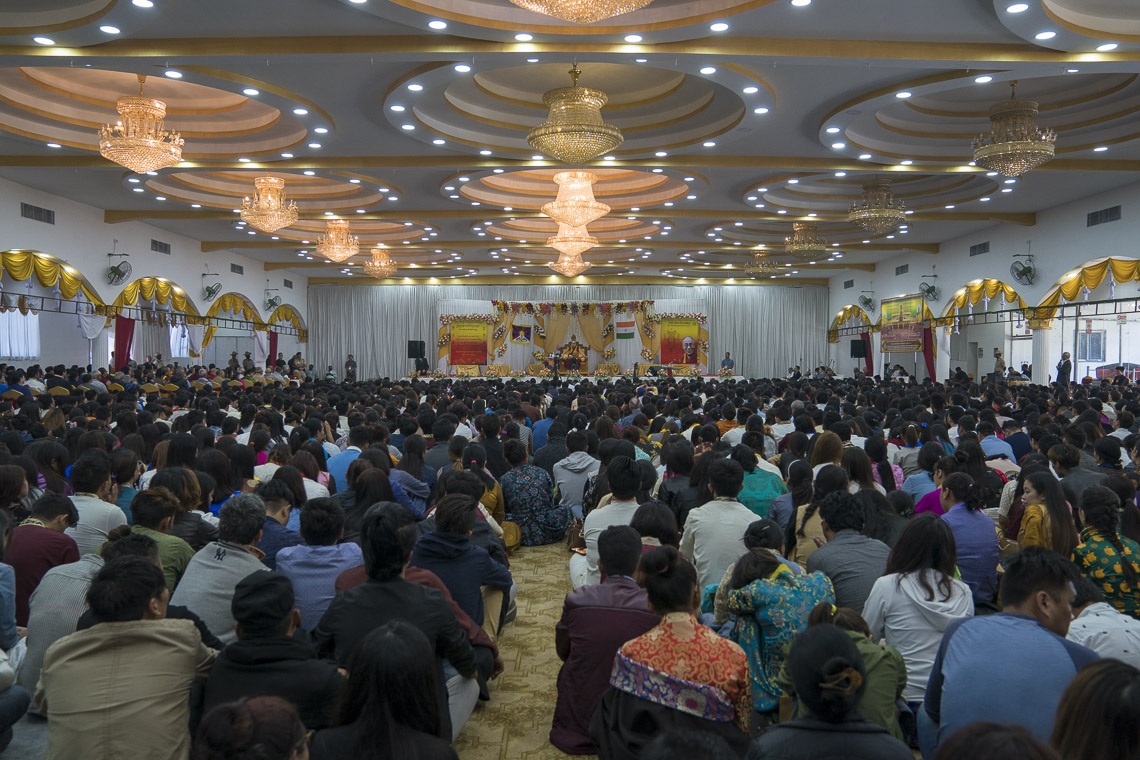 Vista de la sala de la sección de la Corte del Rey del Terreno del Palacio con más de 2500 miembros de las comunidades tibetana e himalaya escuchando a Su Santidad el Dalái Lama en Bengaluru, Karnataka, India, el 25 de diciembre de 2017. Foto de Tenzin Choejor