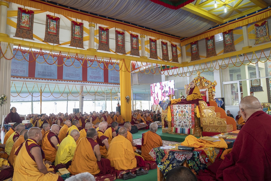 Una vista del escenario en el terreno de Kalachakara en el segundo día de las enseñanzas de Su Santidad el Dalái Lama en Bodhgaya, Bihar, India, el 25 de diciembre de 2018. Foto de Lobsang Tsering