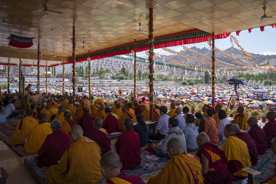 Vista desde el escenario de la multitud de unas 40.000 personas que asistieron a las enseñanzas de Su Santidad el Dalái Lama en Leh, Ladakh, J&K, India, el 28 de julio de 2017. Foto de Tenzin Choejor/OHHDL