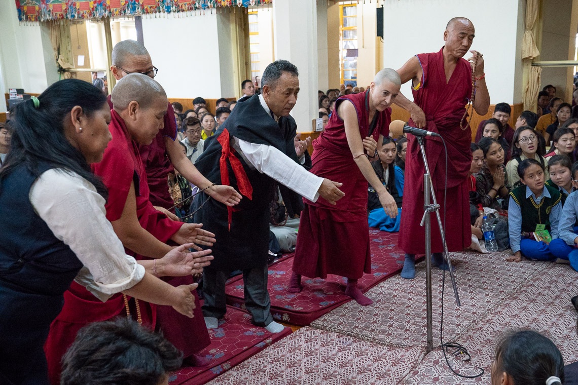 Miembros del Grupo de Estudio Budista de Dharamsala demostrando sus habilidades de debate al comienzo de la enseñanza de Su Santidad el Dalái Lama para jóvenes estudiantes tibetanos en el Templo Principal Tibetano en Dharamsala, HP, India el 6 de junio de 2018. Foto de Tenzin Phuntsok