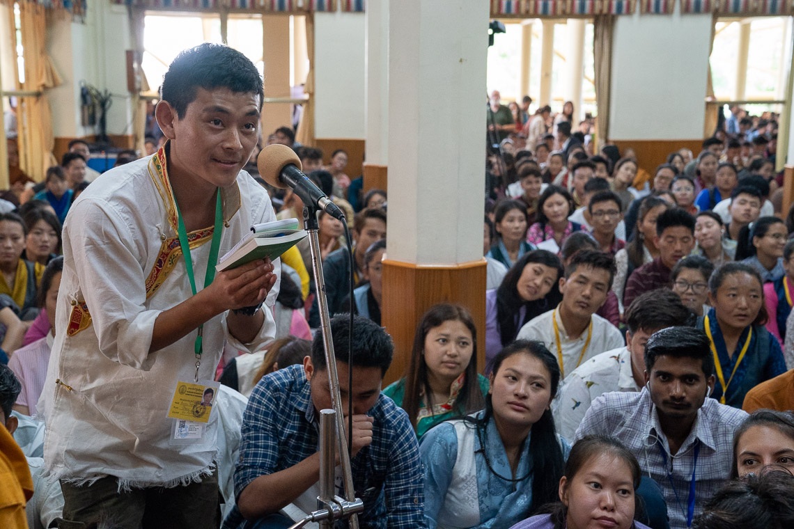 Un miembro de la audiencia haciendo una pregunta a Su Santidad el Dalái Lama durante un intermedio en el primer día de enseñanzas para jóvenes estudiantes tibetanos en el Templo Principal Tibetano en Dharamsala, HP, India el 6 de junio de 2018. Foto de Tenzin Phuntsok