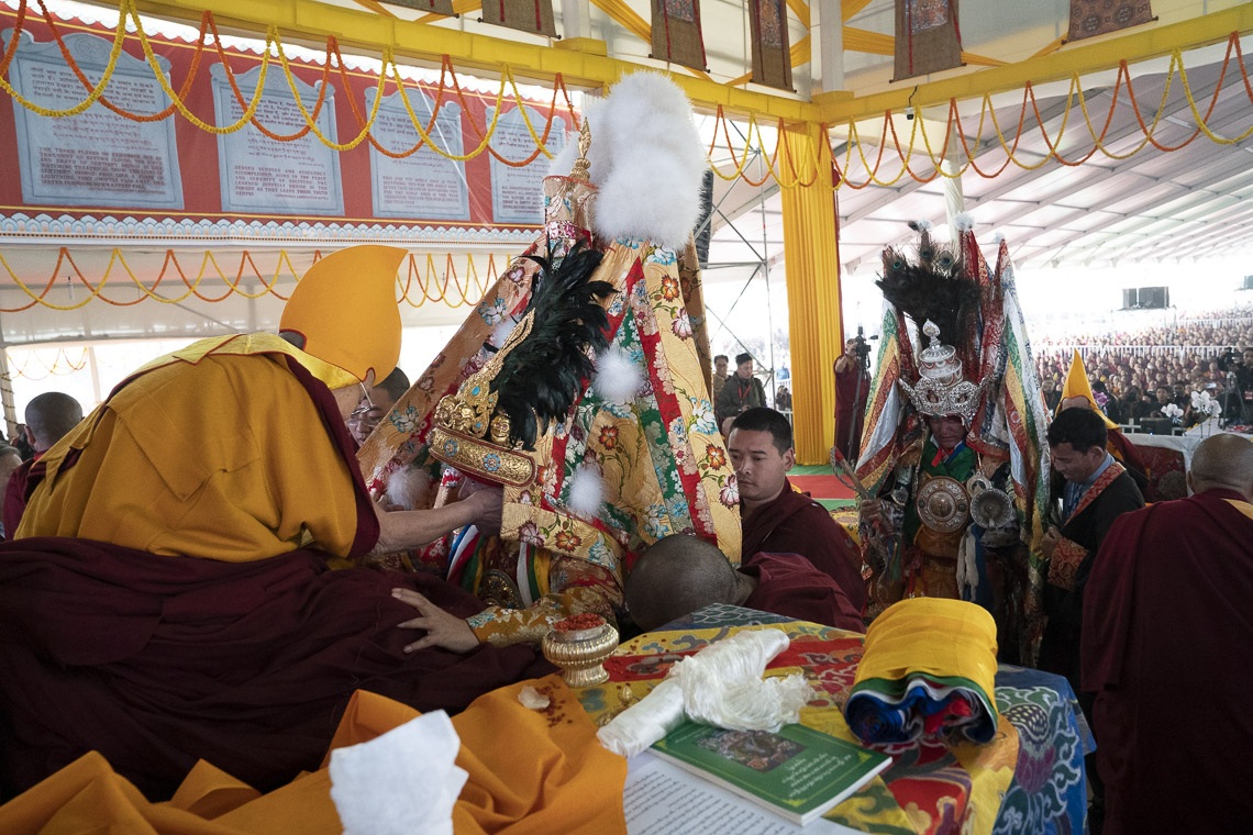 Su Santidad el Dalái Lama y Nechung Dorje Drakden con el oráculo de Nyenchen Thangla detrás durante la Ceremonia de Larga Vida en el terreno de Kalachakra en Bodhgaya, Bihar, India, el 31 de diciembre de 2018. Foto de Lobsang Tsering