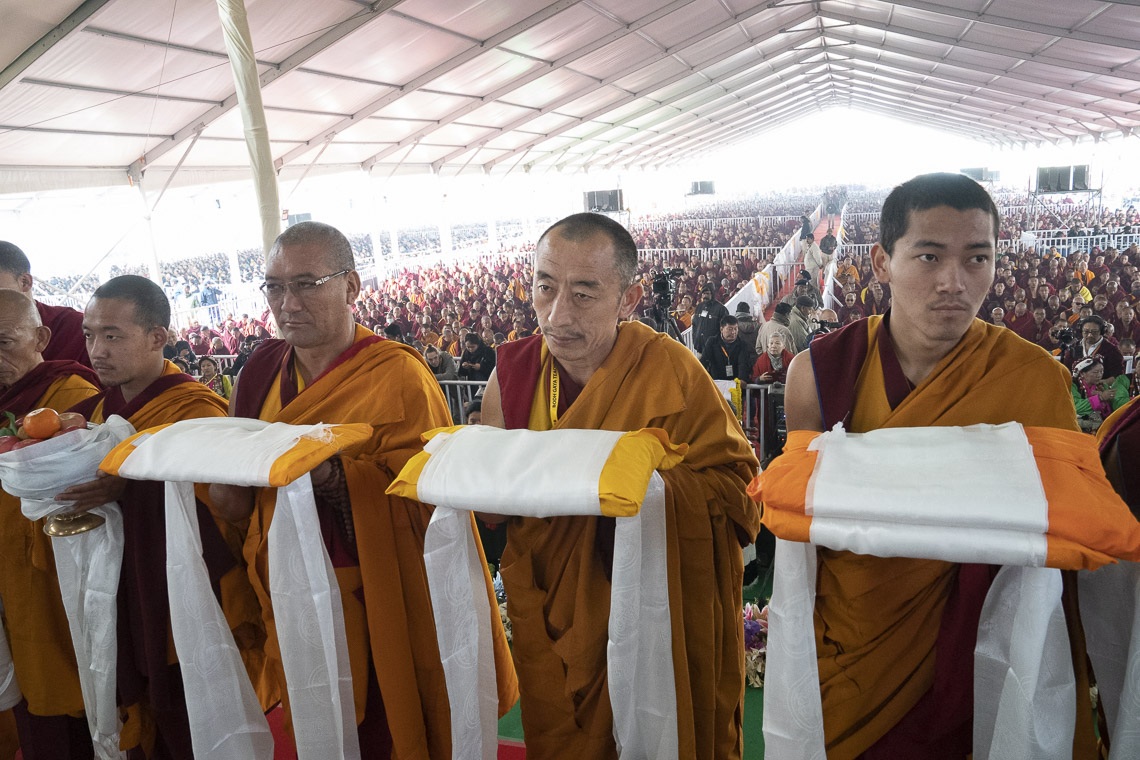 Los monjes del monasterio de Namgyal en la procesión de ofrendas que pasa ante Su Santidad el Dalái Lama durante la Ceremonia de Larga Vida en el terreno de Kalachakra en Bodhgaya, Bihar, India, el 31 de diciembre de 2018. Foto de Lobsang Tsering