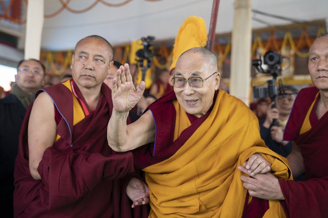 Su Santidad el Dalái Lama saludando a la multitud mientras abandona el escenario al concluir la ceremonia de larga vida en el Terreno de Kalachakra de Bodhgaya, Bihar, India, el 31 de diciembre de 2018. Foto de Lobsang Tsering