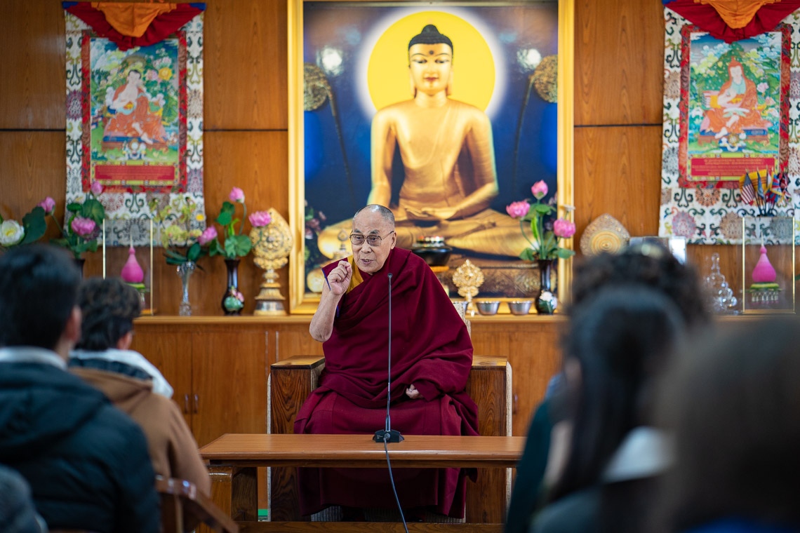 Su Santidad el Dalái Lama se dirige a los estudiantes y miembros del personal de Kivunim, un programa de año sabático para los graduados de la escuela secundaria norteamericana con sede en Jerusalén, en su residencia de Dharamsala, HP, India, el 28 de enero de 2019. Foto de Tenzin Choejor