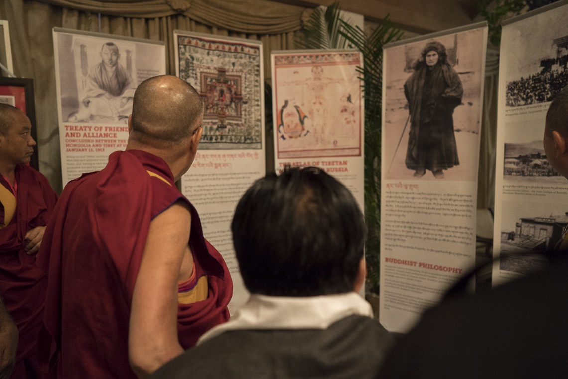 Su Santidad el Dalái Lama observando una exposición centrada en Agvan Dorjiev a su llegada a la sala para el diálogo entre académicos rusos y budistas en Nueva Delhi, India, el 7 de agosto de 2017. Foto de Tenzin Choejor/OHHDL