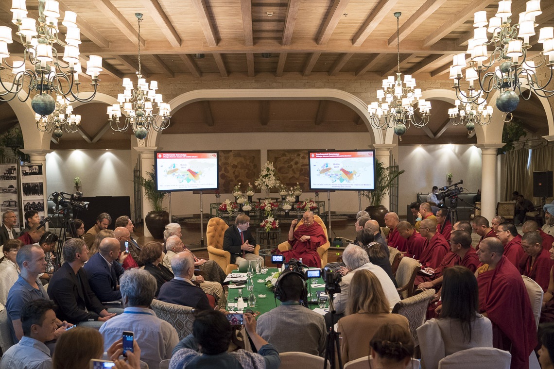 Su Santidad el Dalái Lama pronunciando su discurso de apertura en el diálogo entre académicos rusos y budistas en Nueva Delhi, India, el 7 de agosto de 2017. Foto de Tenzin Choejor/OHHDL