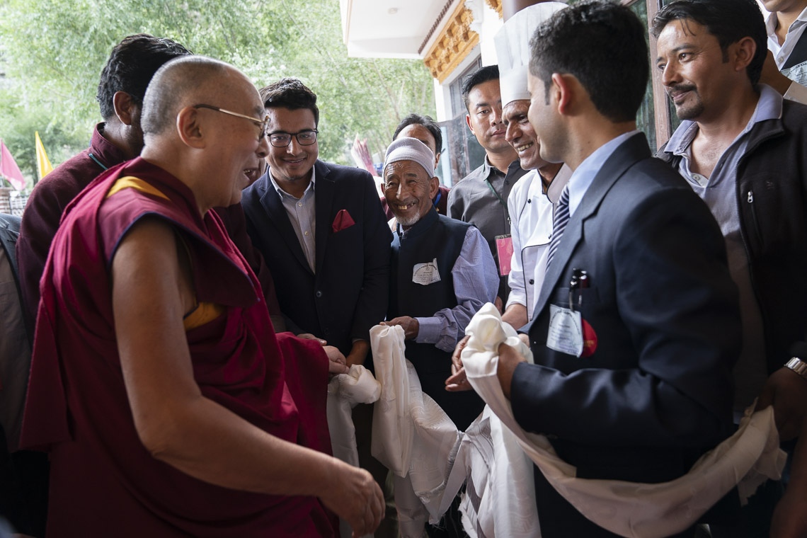 Su Santidad el Dalái Lama da las gracias al personal de su hotel después del almuerzo del primer día en Kargil, Ladakh, J&K, India, el 25 de julio de 2018. Foto de Tenzin Choejor