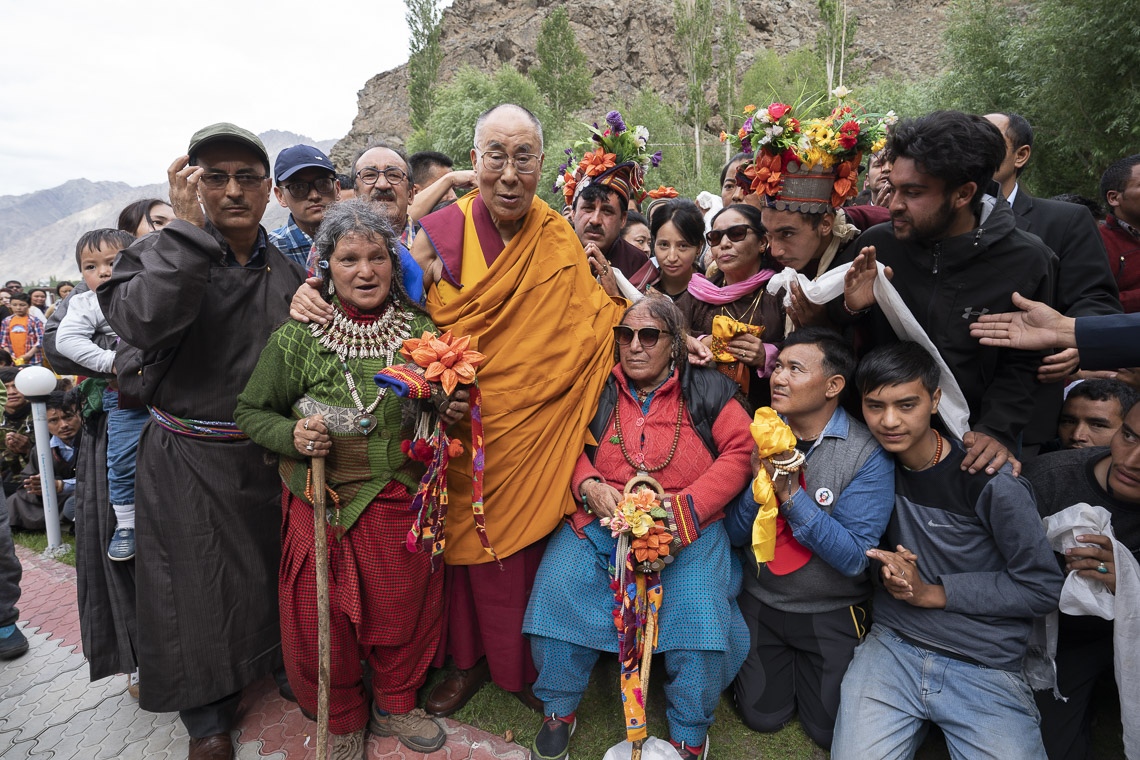 Su Santidad el Dalái Lama con budistas de Kargil, Ladakh, J&K, India el 26 de julio de 2018. Foto de Tenzin Choejor