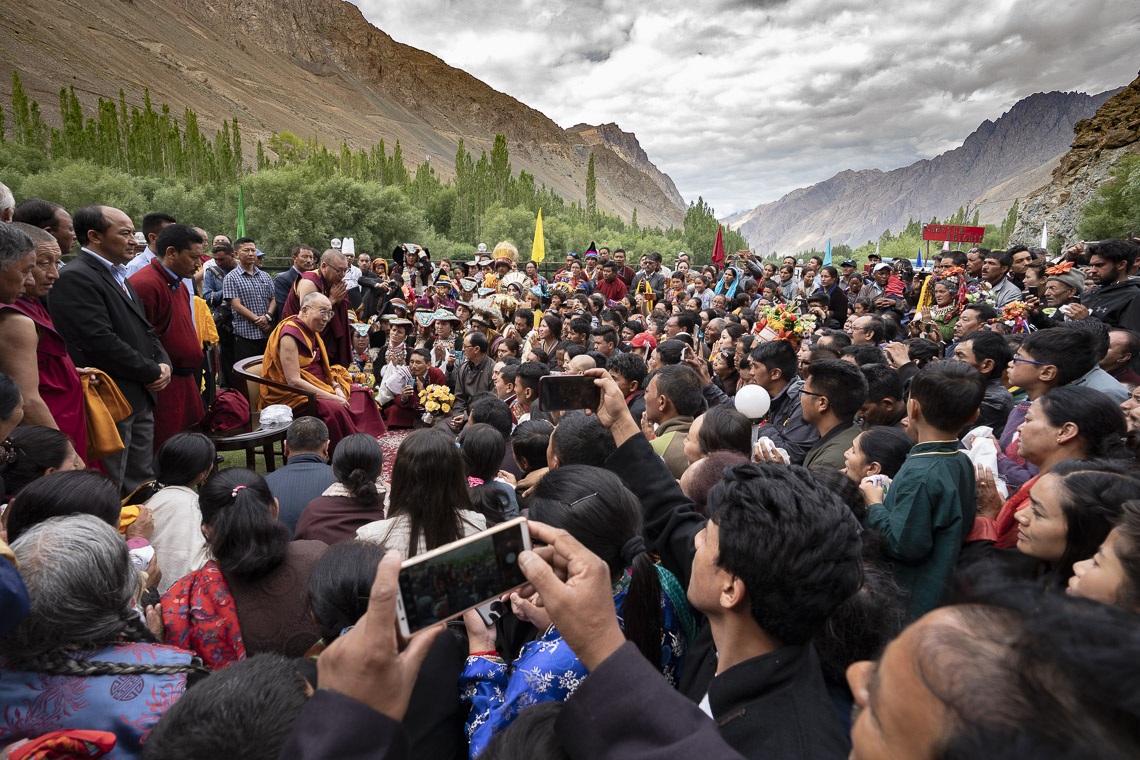 Su Santidad el Dalái Lama se dirige a un grupo de budistas de la zona de Kargil en el césped de su hotel en Kargil, Ladakh, J&K, India, el 26 de julio de 2018. Foto de Tenzin Choejor