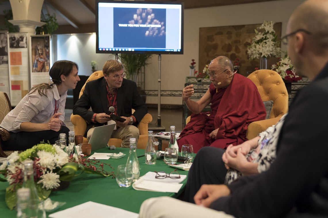 Su Santidad el Dalái Lama interactuando con María Falikman después de su ponencia en el segundo día de diálogo con científicos rusos en Nueva Delhi, India, el 8 de agosto de 2017. Foto de Tenzin Choejor/OHHDL 