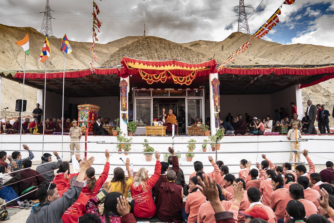 Una vista del escenario durante la visita de Su Santidad el Dalái Lama a la Escuela Pública de Spring Dales en Mulbekh, Ladakh, J&K, India el 26 de julio de 2018. Foto de Tenzin Choejor