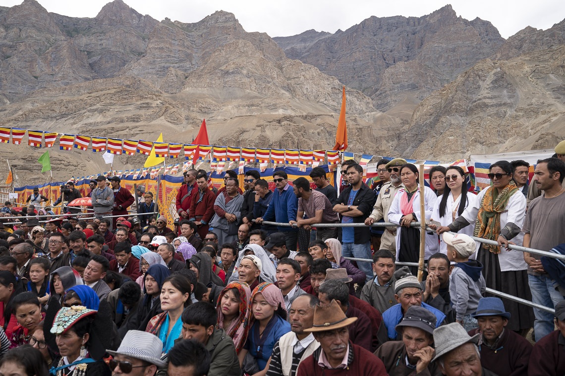 Familiares de estudiantes y miembros del público escuchando el discurso de Su Santidad el Dalái Lama en la Escuela Pública Spring Dales en Mulbekh, Ladakh, J&K, India, el 26 de julio de 2018. Foto de Tenzin Choejor