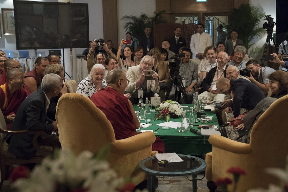 Su Santidad el Dalái Lama pronunciando su discurso de clausura al término del diálogo con científicos rusos en Nueva Delhi, India, el 8 de agosto de 2017. Foto de Tenzin Choejor/OHHDL