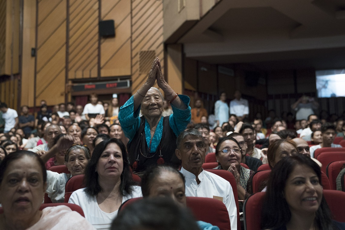 Una anciana tibetana rindiendo homenaje a Su Santidad el Dalái Lama mientras se dirigía a los tibetanos después de su discurso en el auditorio del Fuerte Siri de Nueva Delhi, India, el 10 de agosto de 2017. Foto de Tenzin Choejor/OHHDL