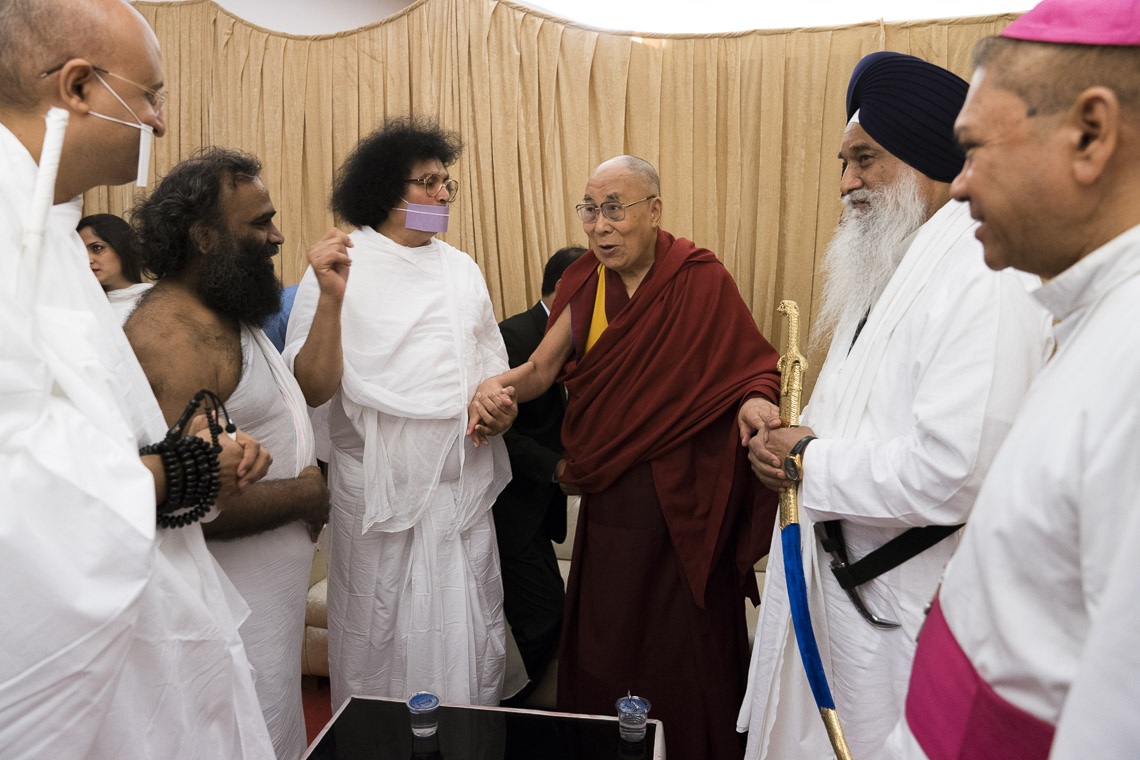 Su Santidad el Dalái Lama es recibido por el acharya Dr. Lokesh Muni y otros líderes religiosos a su llegada al Club Nacional de Deportes de la India en Mumbai, India, el 13 de agosto de 2017. Foto de Tenzin Choejor/OHHDL 