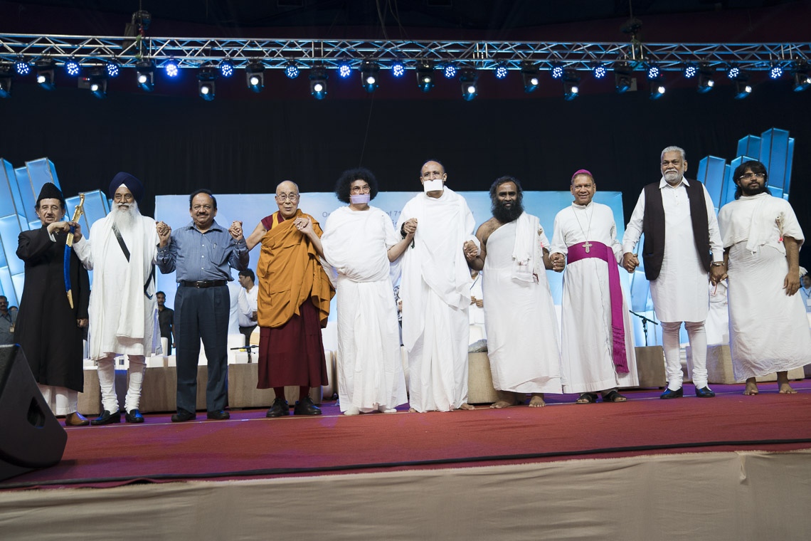 Su Santidad el Dalái Lama y otros participantes juntos en la conclusión del diálogo interreligioso en Mumbai, India, el 13 de agosto de 2017. Foto de Tenzin Choejor/OHHDL 