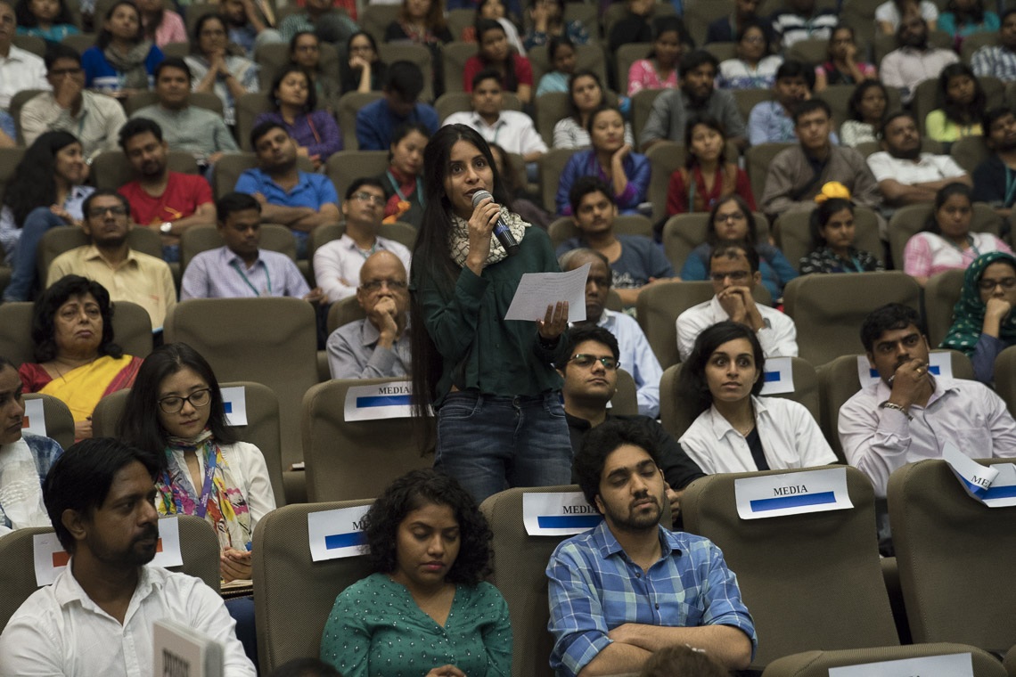 Un miembro de la prensa haciendo una pregunta a Su Santidad el Dalái Lama en la presentación del curso de Ética Secular para la Educación Superior en el Instituto Tata de Ciencias Sociales en Mumbai, India, el 14 de agosto de 2017. Foto de Tenzin Choejor/OHHDL