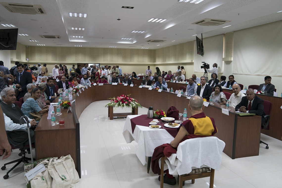 Su Santidad el Dalái Lama en su reunión con líderes de la industria y rectores universitarios en el Instituto Tata de Ciencias Sociales en Mumbai, India, el 14 de agosto de 2017. Foto de Tenzin Choejor/OHHDL