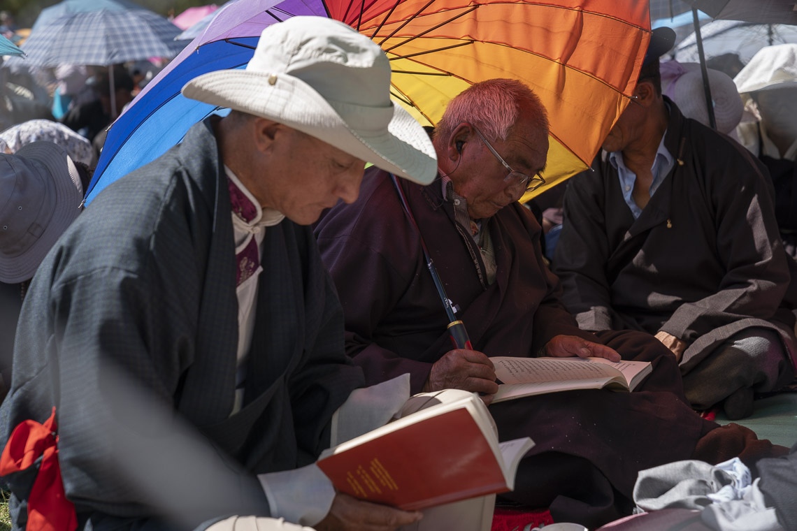 Algunos de los presentes siguiendo el texto durante el último día de enseñanzas de Su Santidad el Dalái Lama en Leh, Ladakh, J&K, India el 31 de julio de 2018. Foto de Tenzin Choejor