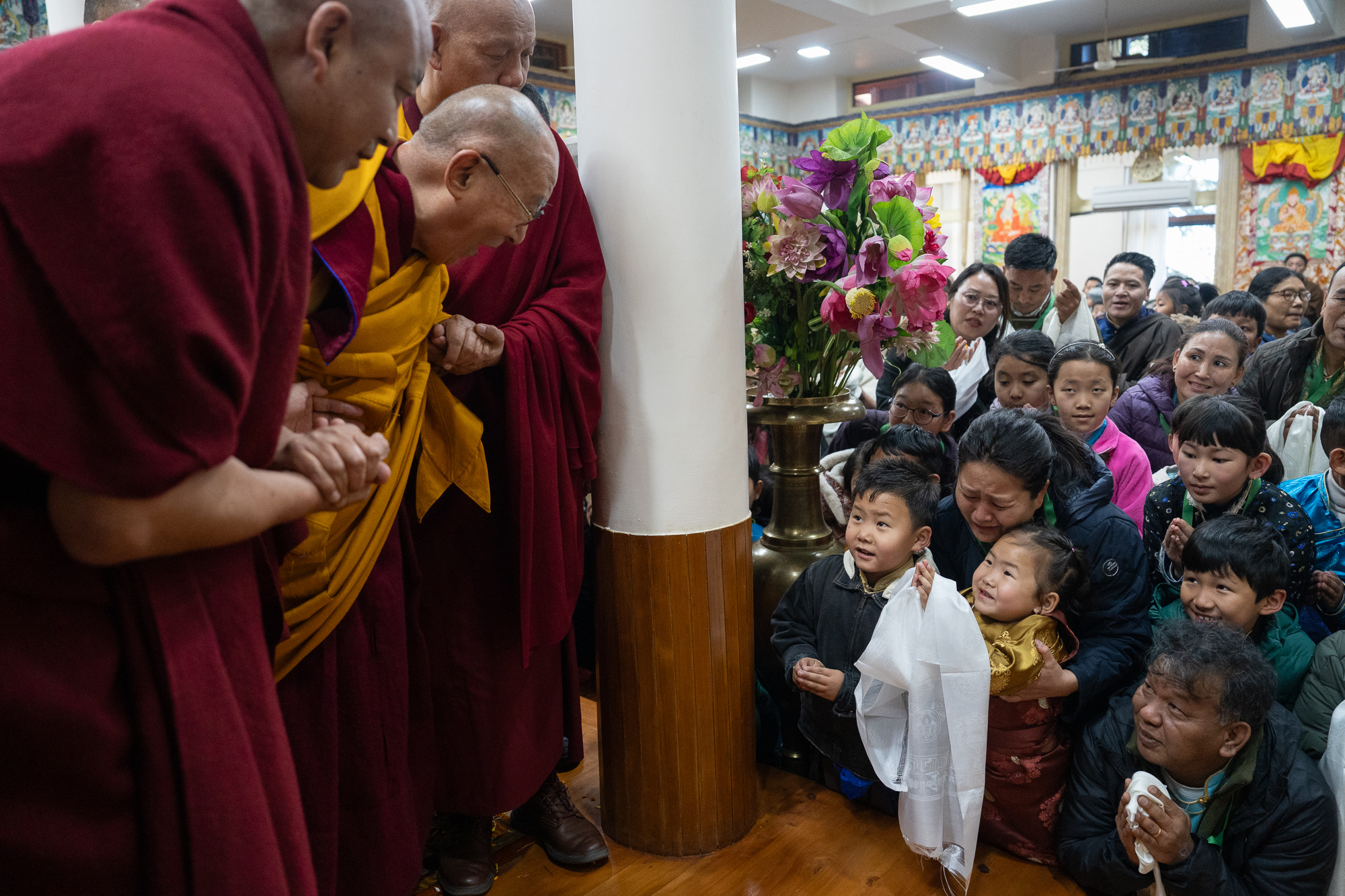 Su Santidad el Dalái Lama saludando a los familiares de los organizadores de la oración por su larga vida a su llegada al Antiguo Palacio de su residencia en Dharamsala, HP, India, el 5 de marzo de 2025. Foto: Tenzin Chöjor.